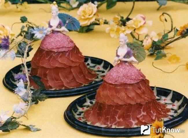 Две принцессы с юбками из кусочков колбасы и мяса