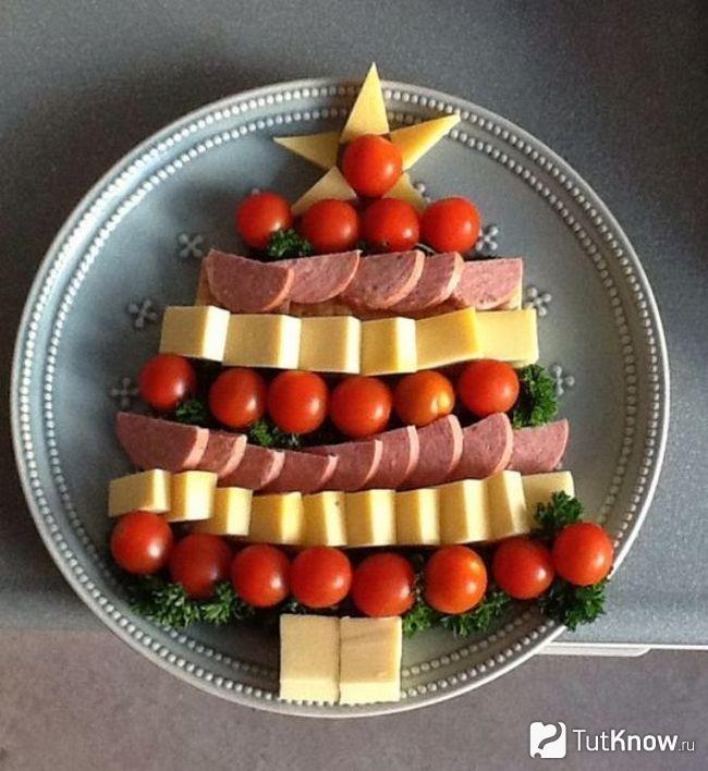 Ёлочка из кусочков колбасы, сыра и помидор