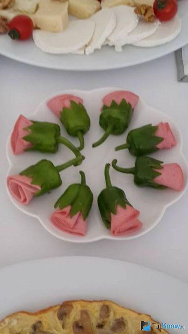 Цветы из колбасы выложены кругом