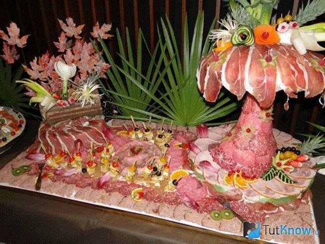 Пальма из кусков колбасы и мяса
