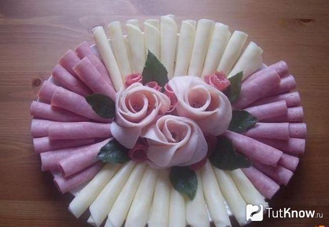 Колбасная нарезка с цветками внутри