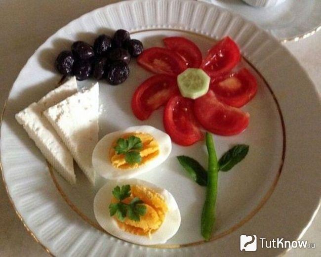 Цветок из помидора на тарелке