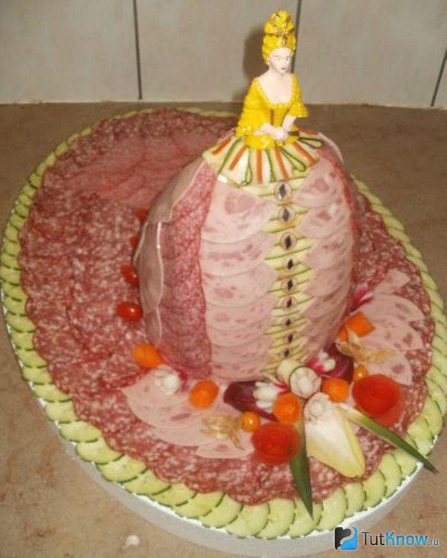 Кукла с юбкой из разных сортов колбасы
