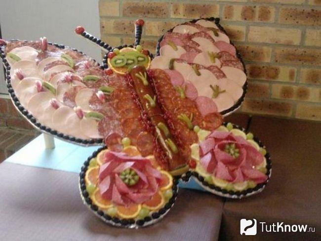 Бабочка из колбасы, сыра и фруктов
