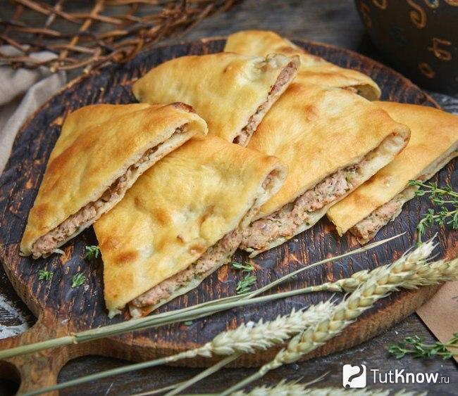 Кубдари со свиным рубленым мясом
