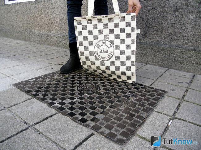 Шахматный принт на сумке