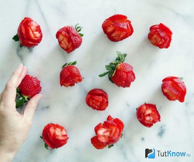 Готовые розочки из клубники