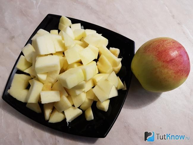 Нарезаем яблоки небольшими кубиками