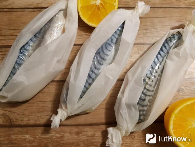 Заворачиваем скумбрию в антипригарную бумагу