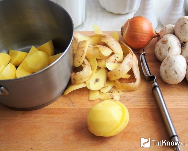 Нарезанный кубиками очищенный картофель для супа