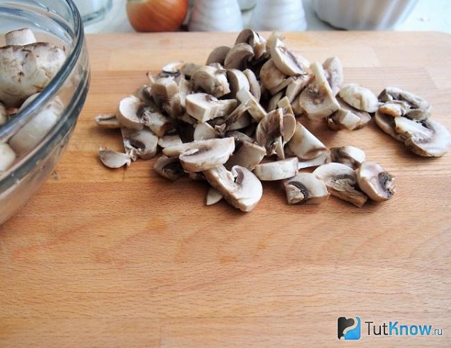 Шампиньоны, промытые и нарезанные дольками