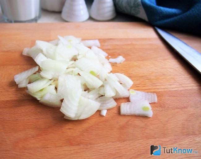 Очищенный и мелко нарезанный репчатый лук