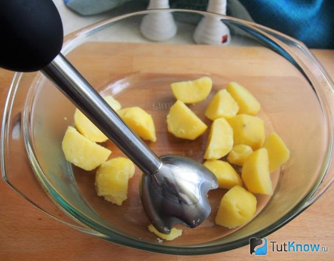 Измельчение отварного картофеля блендером до пюре