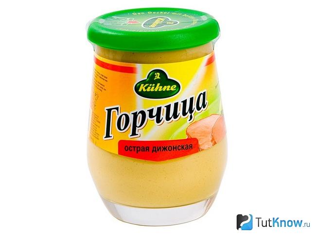Баночка с горчицей крупным планом