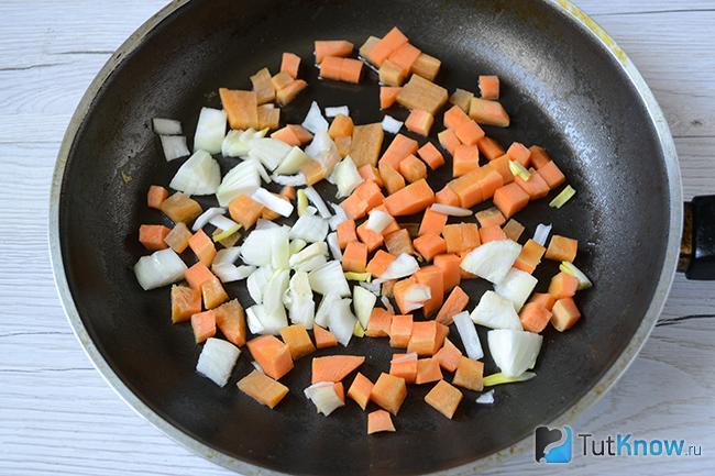 Лук и морковь нарезаны кубиками