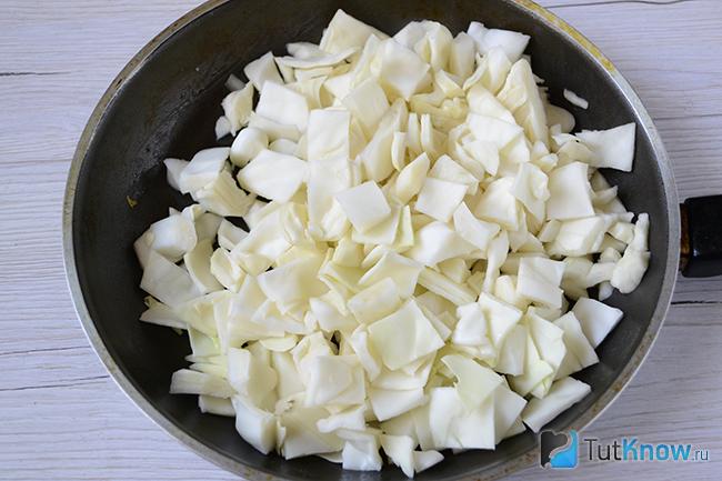 Кусочки капусты на сковороде