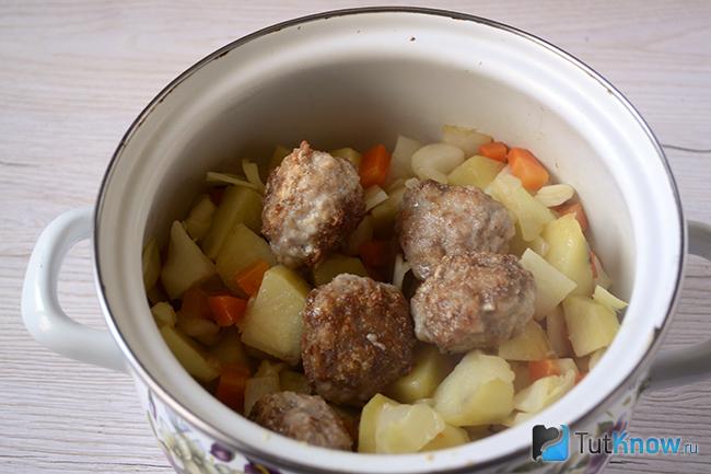 Ингредиенты для рагу сложены в одной кастрюле