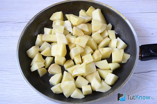 Нарезанная картошка на сковородке