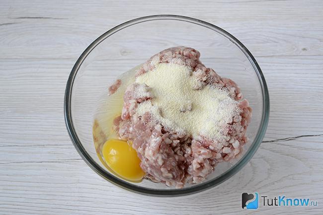 Пиала с мясным фаршем, яйцом и манкой