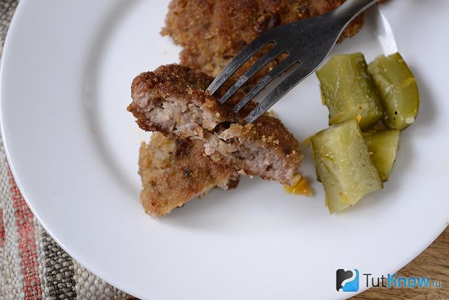 Кусочек отбивной из фарша с грибами крупным планом
