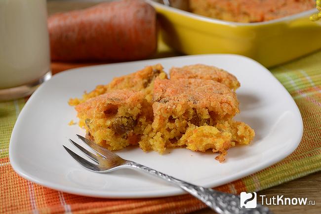 Порция готовой морковной запеканки с манкой на тарелке