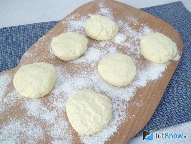 Сформированы апельсино-медовые сырники с манной крупой