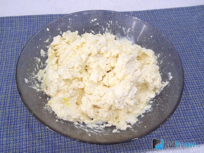 Вымешано тесто для апельсино-медовых сырников с манной крупой