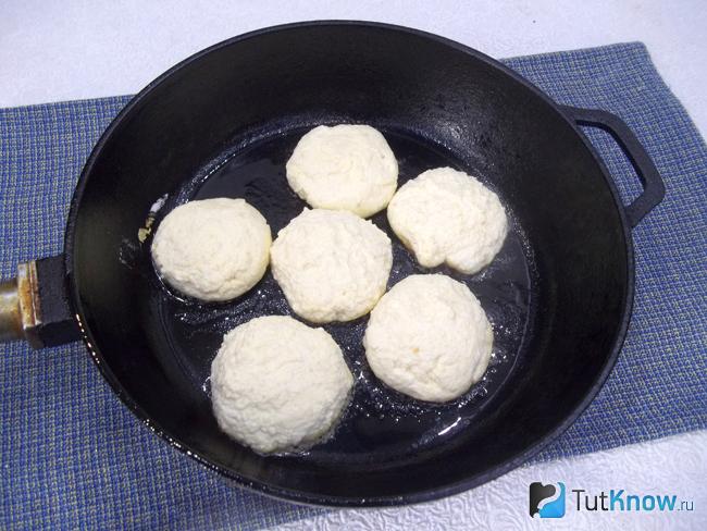 Апельсино-медовые сырники с манной крупой жарятся на сковороде