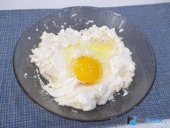 К продуктам добавлены яйца для апельсино-медовых сырников с манной крупой
