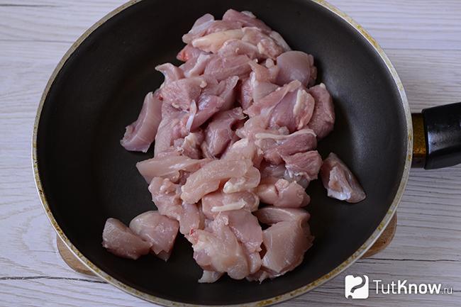 Нарезанные куриные бёдрышки на сковороде