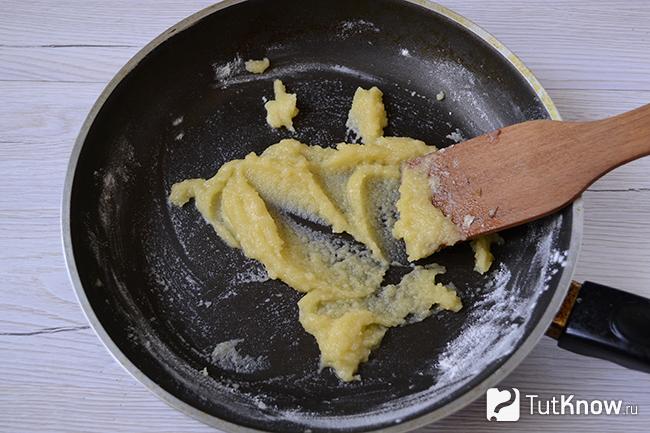 Мука и масло смешаны на сковороде