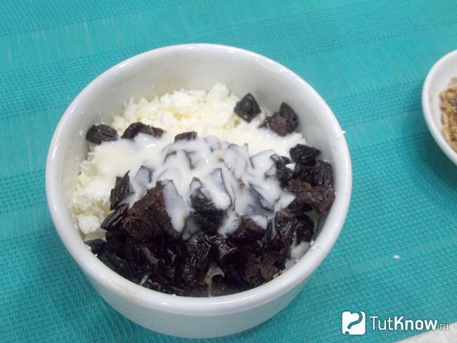 К продуктам налит йогурт для творога с черносливом и семечками