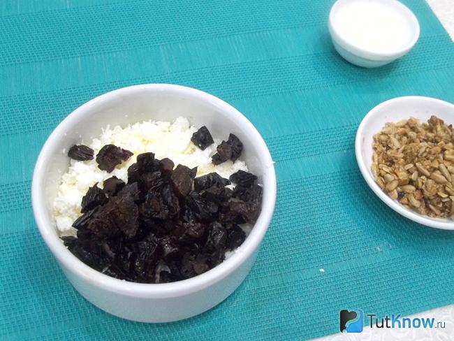 Чернослив добавлен к творогу для десерта с йогуртом и семечками