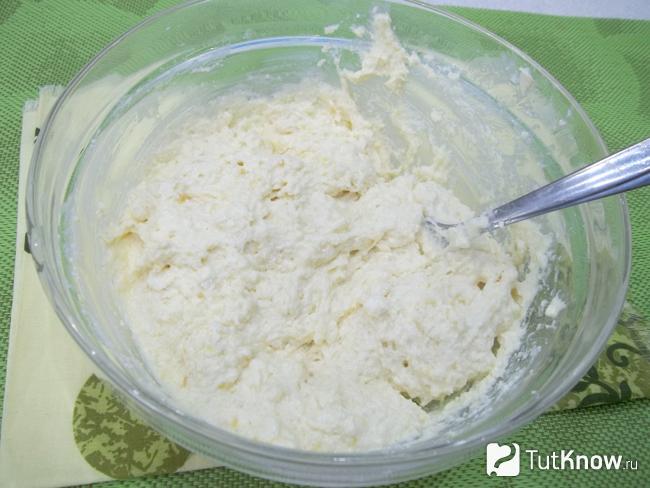 Тесто для творожных оладьи на кефире с медом вымешано