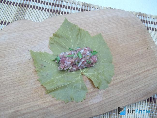 На виноградный лист выложен фарш
