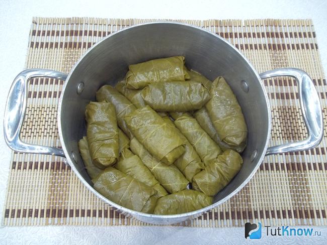 Долма со свининой выложена в кастрюлю