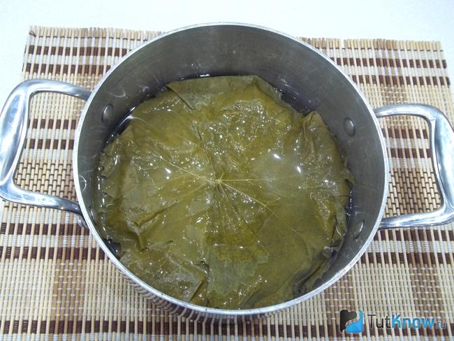 Долма со свининой залита водой