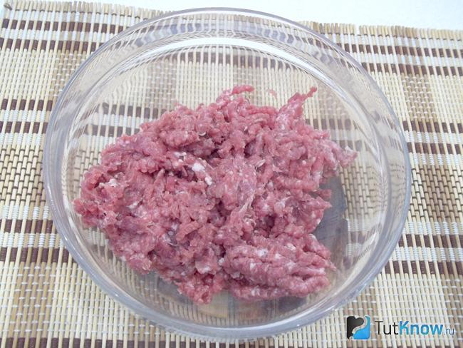 Для долмы перекручена свинина на мясорубке