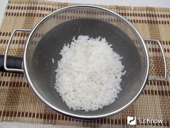 Для долмы со свининой отварен рис