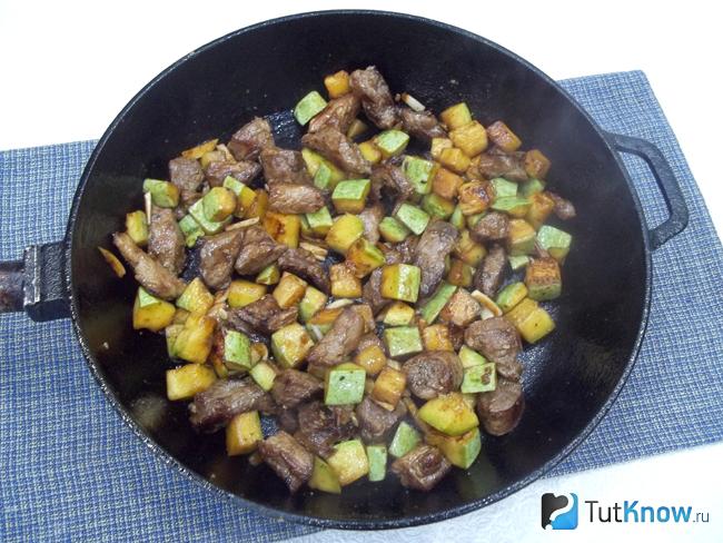 Готовые тушеные кабачки с мясом в сковороде