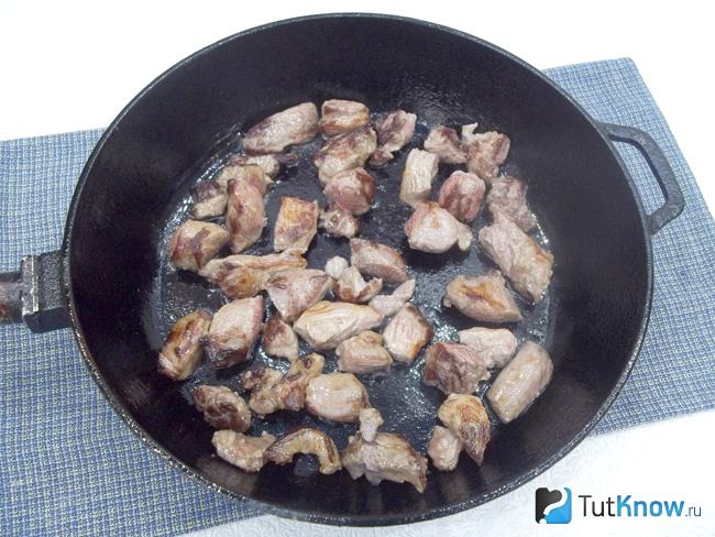 Мясо жарится в сковороде