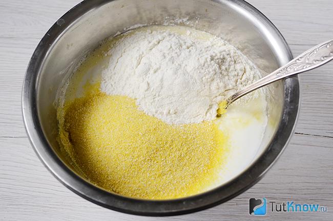 Кукурузная и пшеничная мука добавлены в миску с яйцом и кефиром