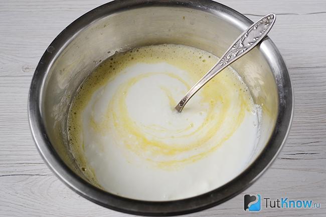 Кефир залит в миску с яйцами