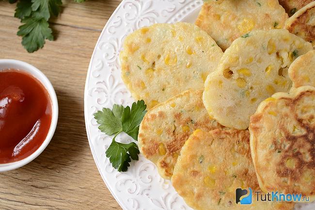 Как выглядят готовые закусочные оладьи с консервированной кукурузой