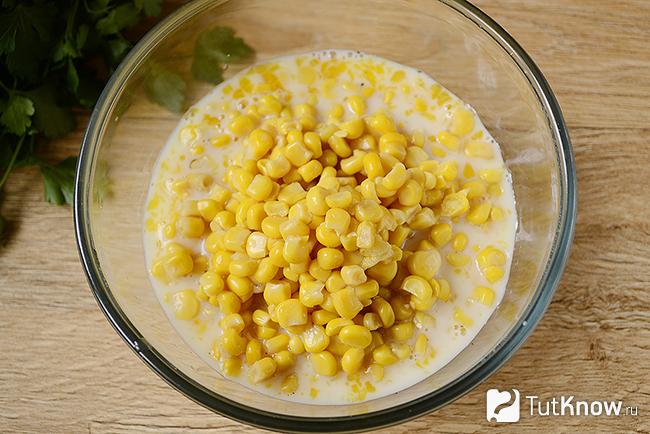 Консервированная кукуруза добавлена в пиалу