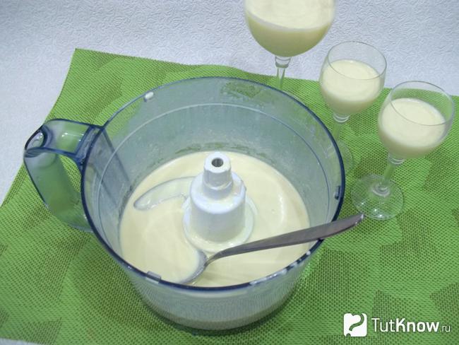 Творожное желе с молоком и яйцами разлито по бокалам