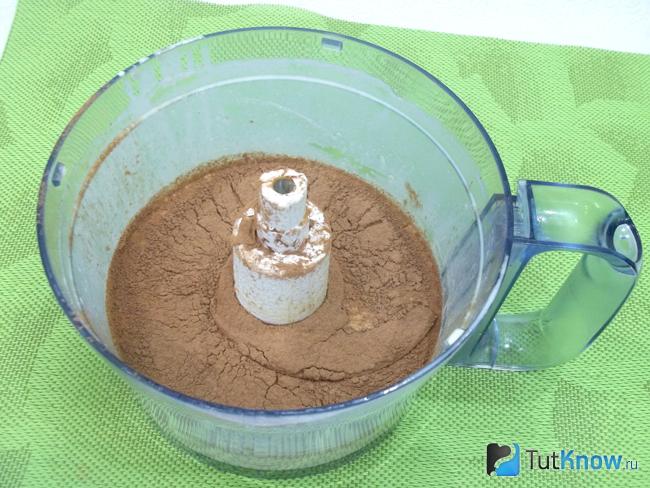 В оставшееся творожное желе с молоком и яйцами добавлено какао