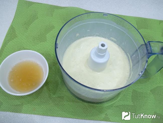 Для слоеного творожного желе с молоком и яйцами приготовлен желатин