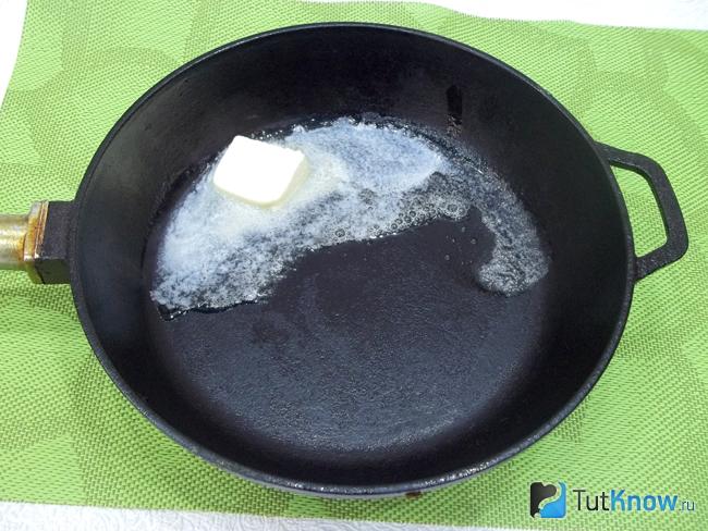 Сливочное масло топится на сковороде