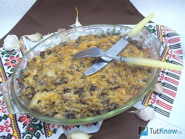 Готовая запеканки из пельменей с грибами и сыром
